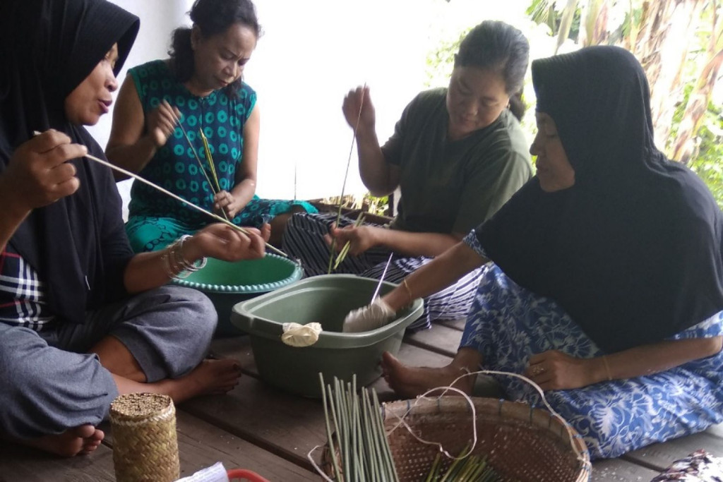 Proses Pembuatan Kerajinan untuk Meningkatkan Pemberdayaan Perempuan dalam Sektor Ekonomi Kreatif 